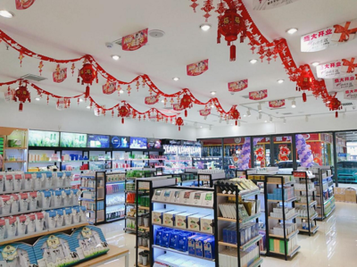 自己開(kāi)店拿貨還是加盟好？小資生活實(shí)力全程幫扶，化妝品批發(fā)更省心